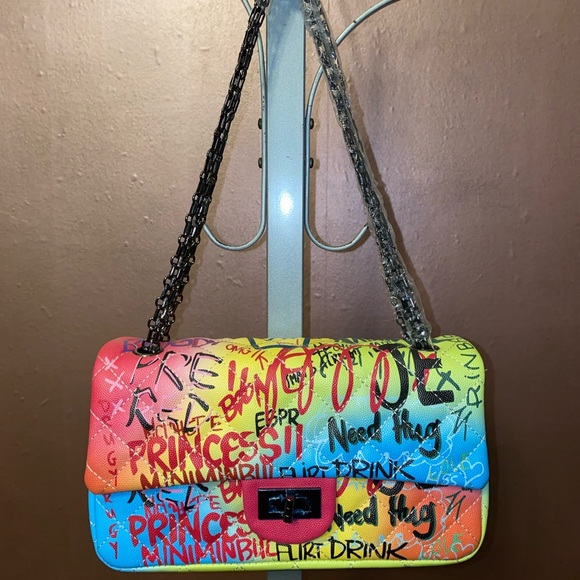 Handbags - HP ❤️ “GRAFFITI BAG” The hottest trend of 2020 💖
